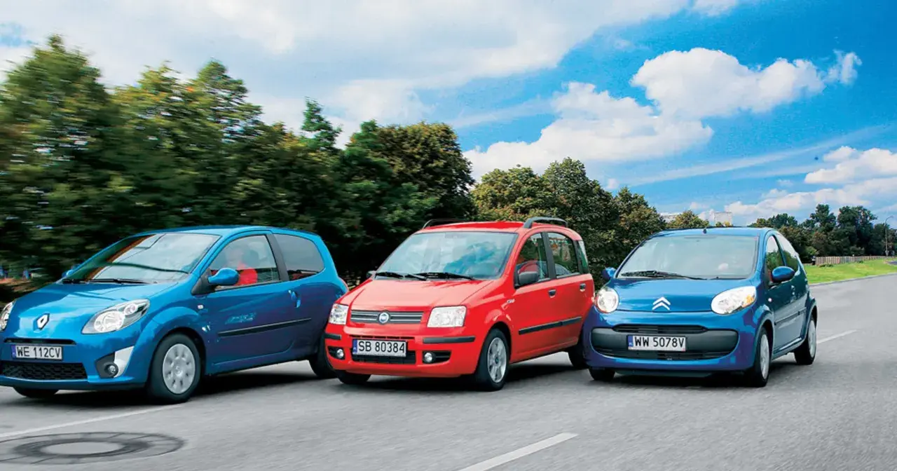 Trzy małe samochody jadące obok siebie: niebieski Renault Twingo, czerwony Fiat Panda 1.1 (ile oleju potrzebuje do silnika?) i niebieski Citroen C1.