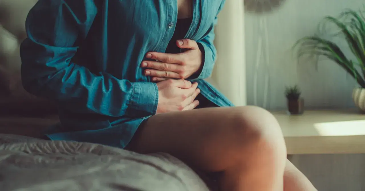 Osoba z bólem brzucha, objawem infekcji Clostridium difficile, która może prowadzić do śmierci.