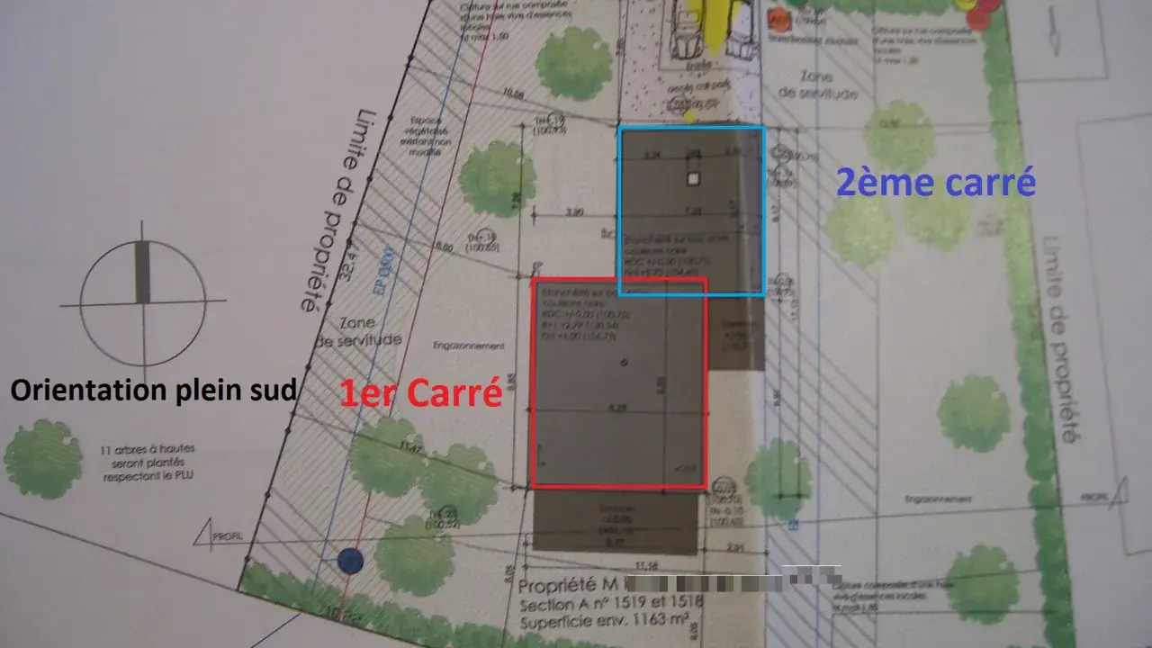 Plan de masse montrant l'orientation sud de deux maisons bioclimatiques, le 1er Carré et le 2ème carré, sur un terrain.