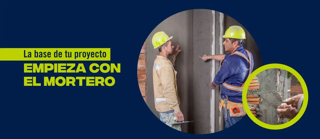 Dos albañiles trabajan en un muro de cemento. El texto dice "La base de tu proyecto empieza con el mortero", sugiriendo que el mortero es fundamental, y no se puede revocar un proyecto sin él.