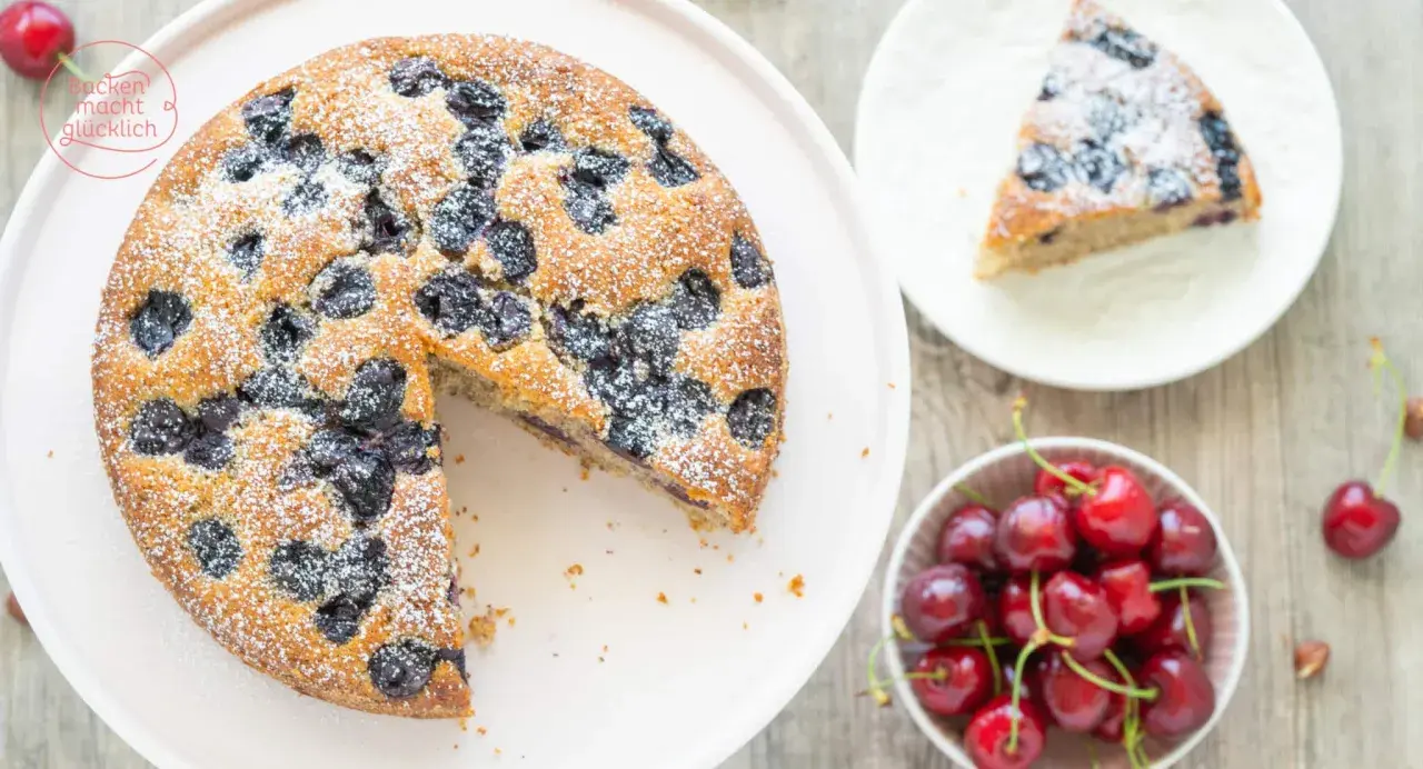 Saftiger Kirschkuchen, bestäubt mit Puderzucker. Ein köstliches kirschkuchen rezept für den Sommer.
