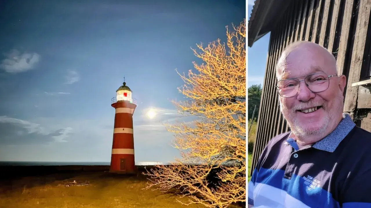 Rött och vitt fyr på Gotland i månsken, bredvid ett träd med gyllene löv. Till höger en glad man med glasögon.