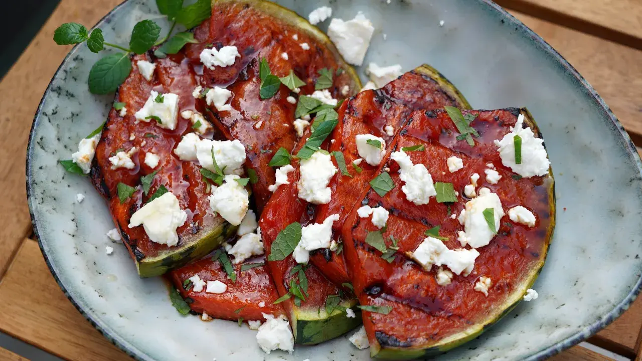 Gegrillte Wassermelone mit Feta und Minze. Ein herzhaftes Sommergericht, das süße und salzige Aromen vereint.