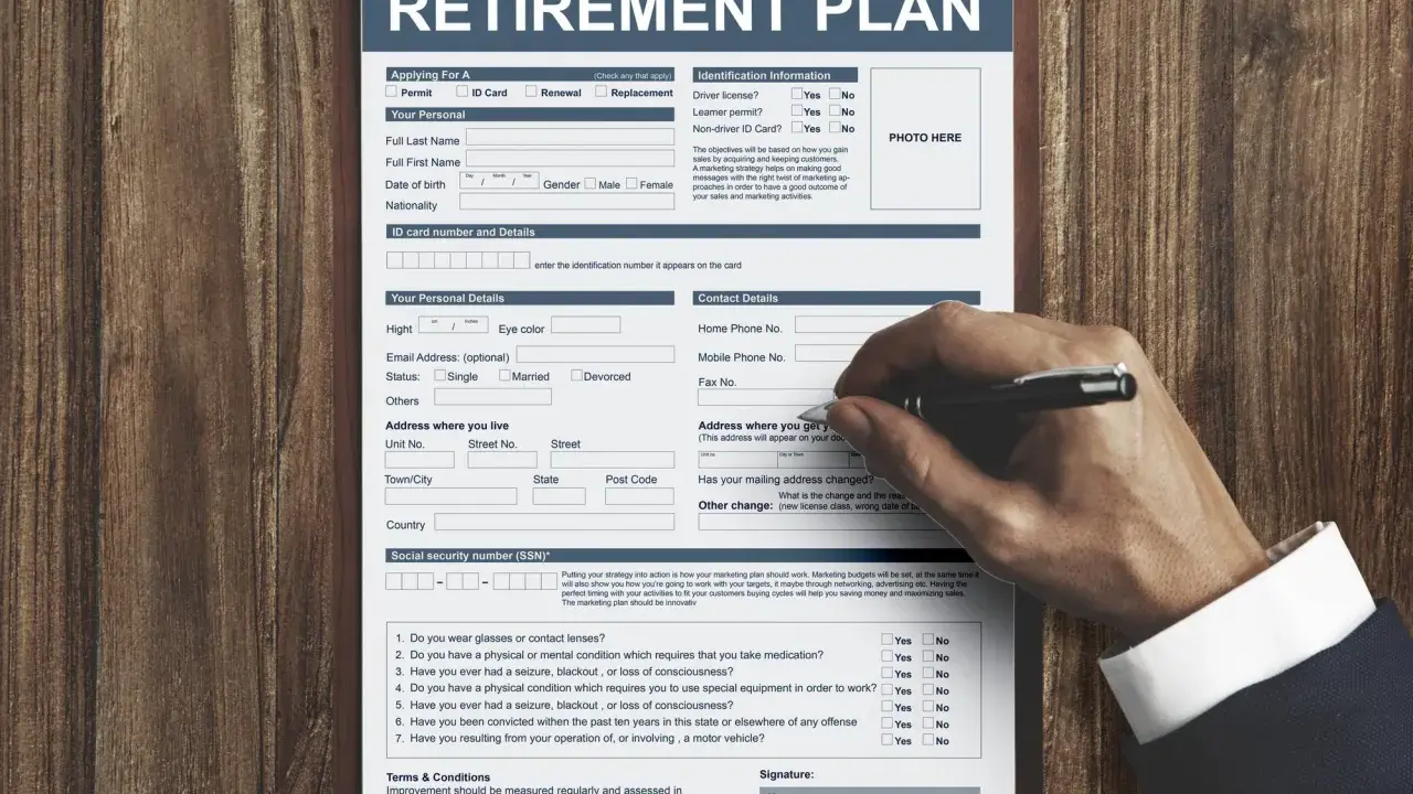 Formularz "RETIREMENT PLAN" do wypełnienia, aby złożyć wniosek o emeryturę. Widoczna ręka z długopisem.