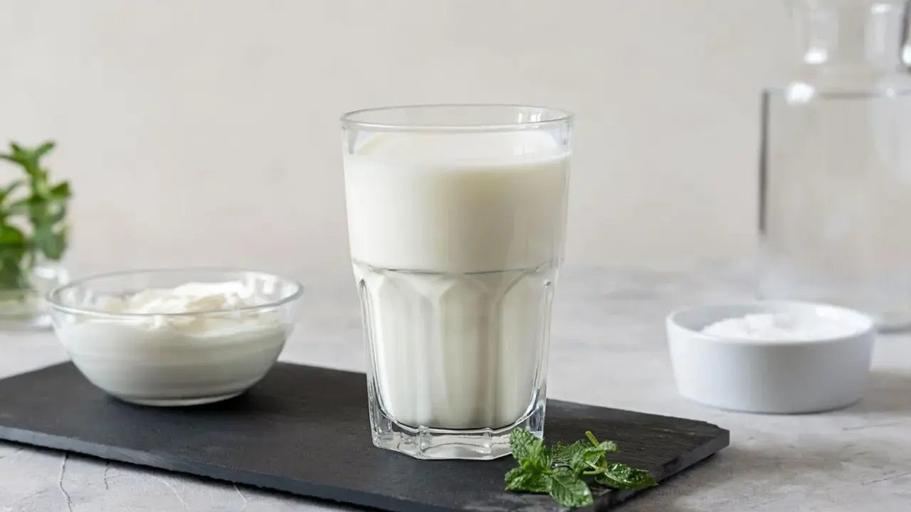 Erfrischender Ayran: Joghurt, Milch, Salz und Minze – so einfach lässt sich Ayran selber machen.