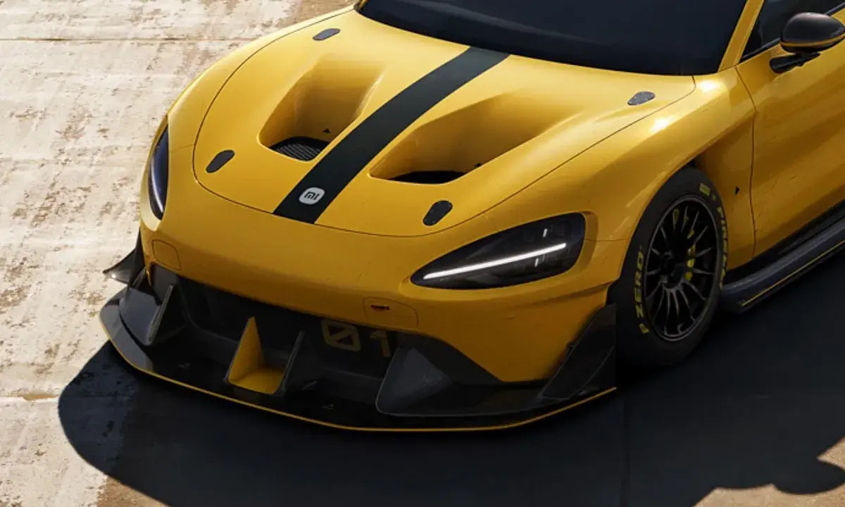 Voiture de course jaune vif, style su7 ultra, avec bandes noires et ailerons agressifs.