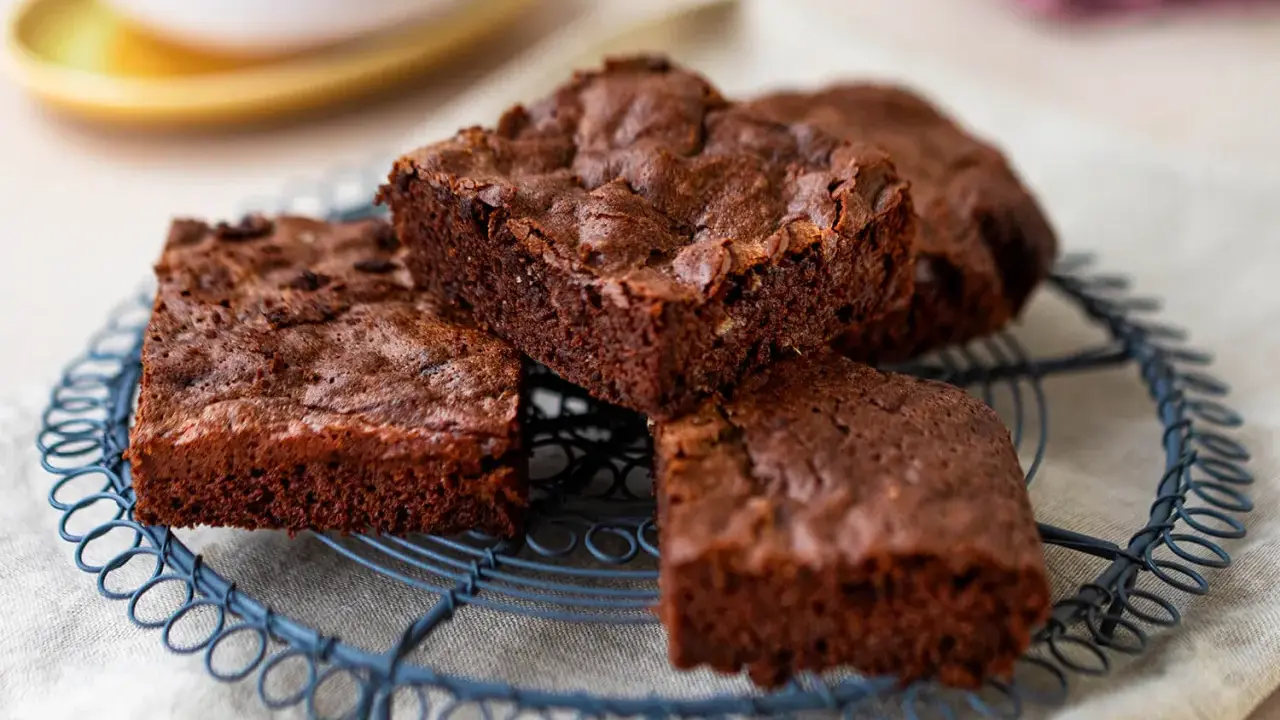 Saftige Bananen Brownies auf einem Drahtgitter, perfekt für eine süße Auszeit.