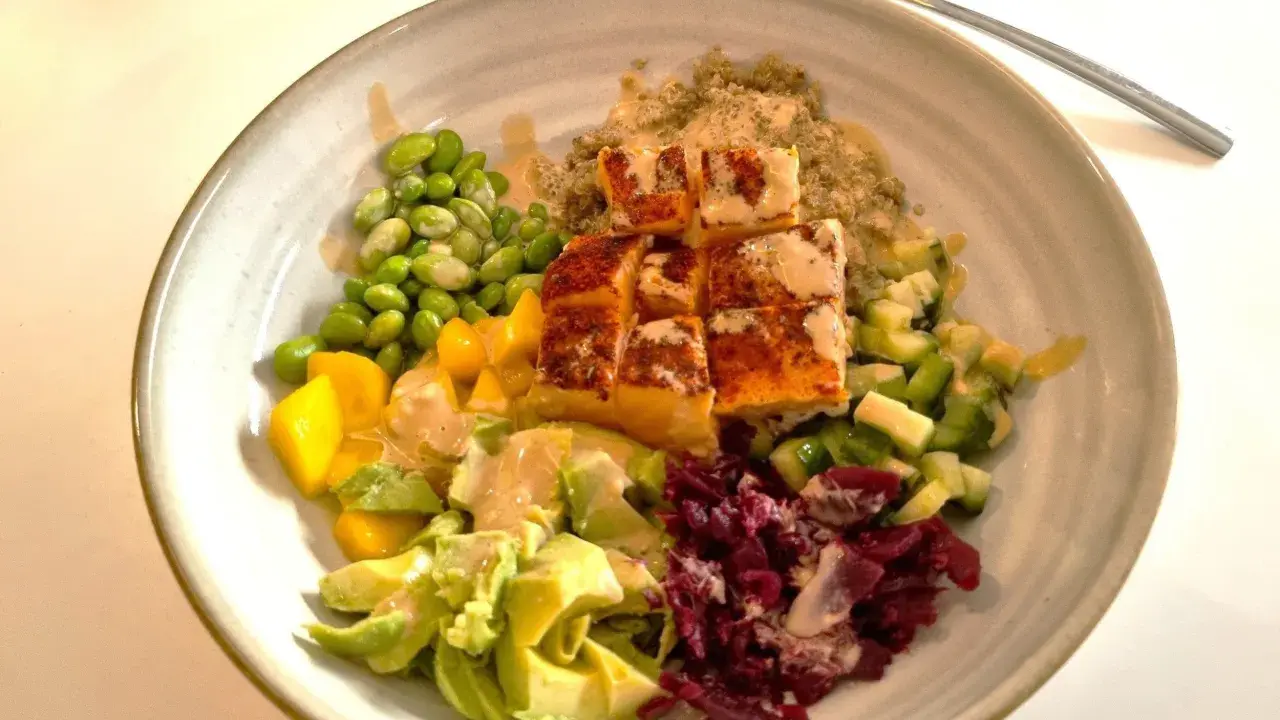 En färgstark bowl med lax, quinoa, edamamebönor, mango, avokado och rödbetor. Ett perfekt middagstips för vardagen!