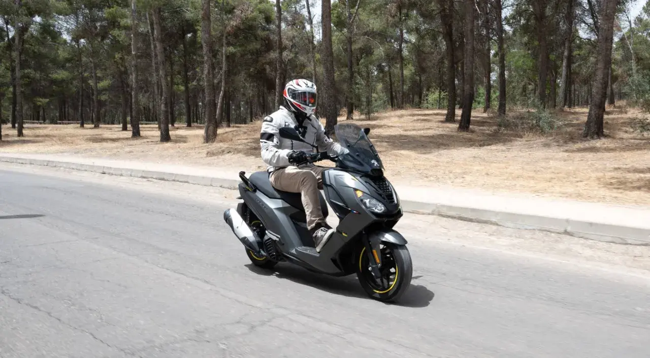 Hombre conduce moto Peugeot, ideal para conducir moto sin carnet A2.