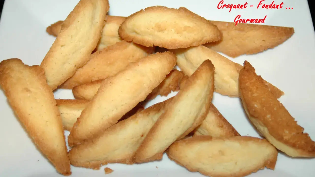 Une pile de biscuits dorés, croquants et fondants, comme des petites pâtes de loup gourmandes.