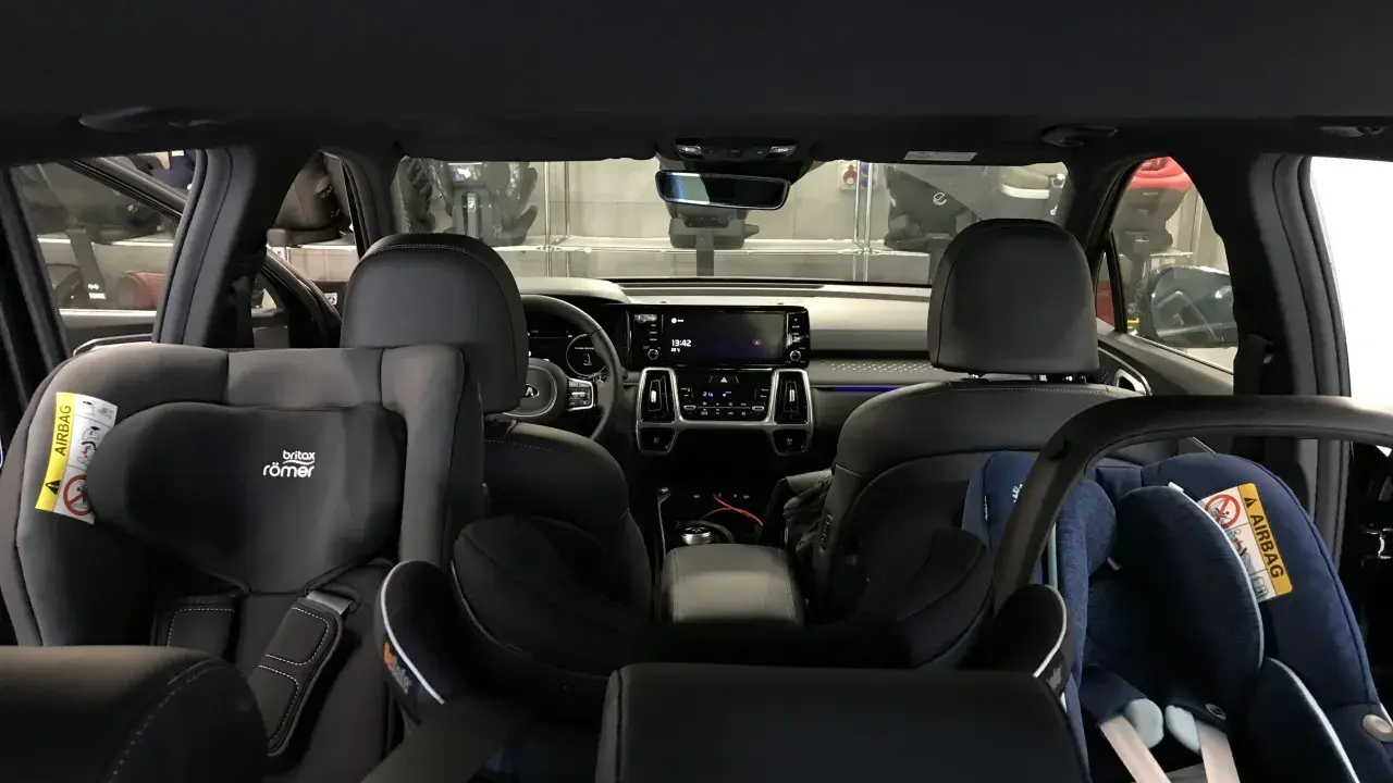 Wnętrze samochodu z dwoma fotelikami dziecięcymi. Z tyłu widać 3 isofix, gotowe na podróż z najmłodszymi.