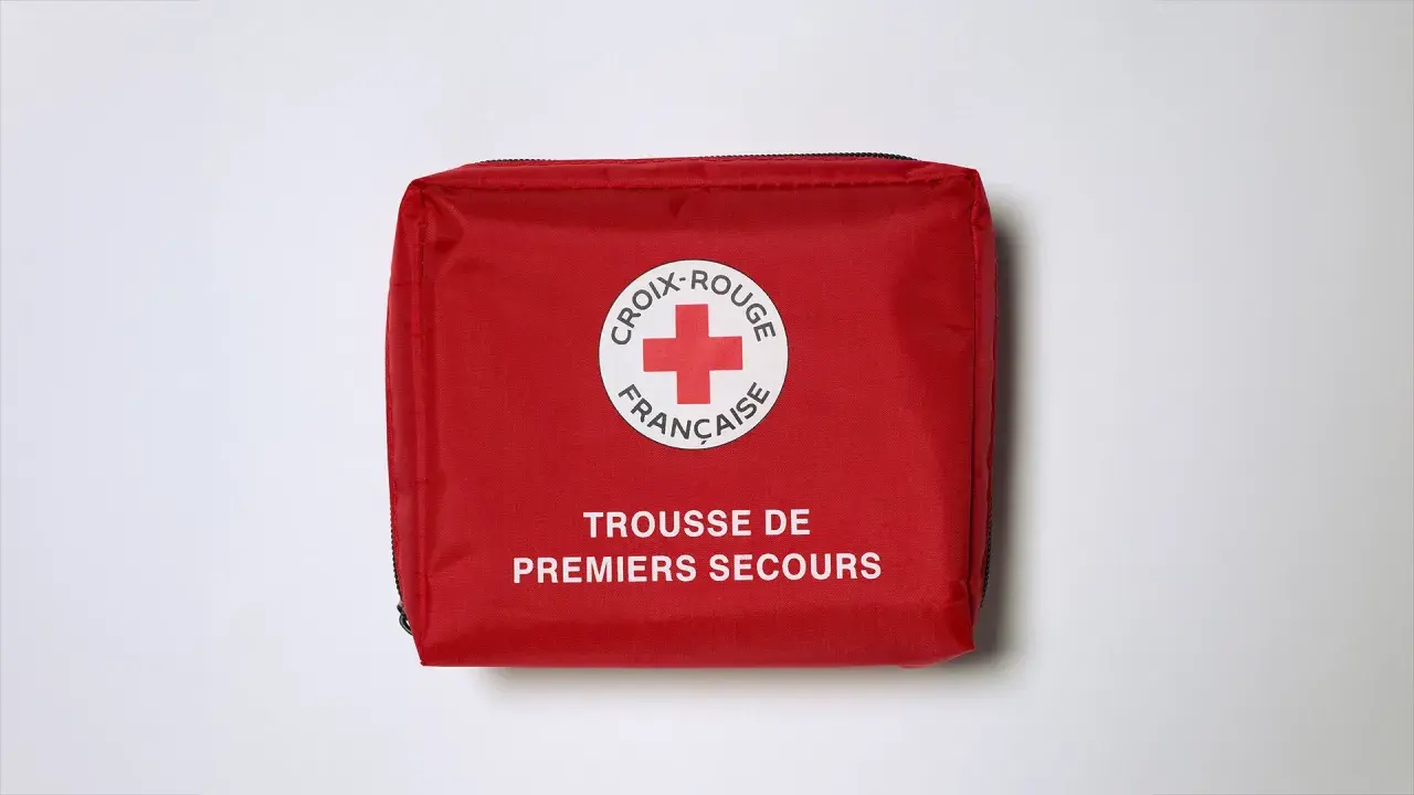 Trousse de secours professionnelle rouge de la Croix-Rouge Française, prête pour toute urgence.