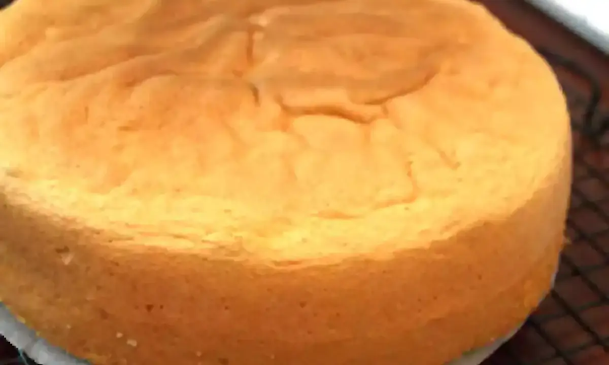 Un gâteau génoise doré, parfait pour toute recette. Sa texture aérienne promet un délice.