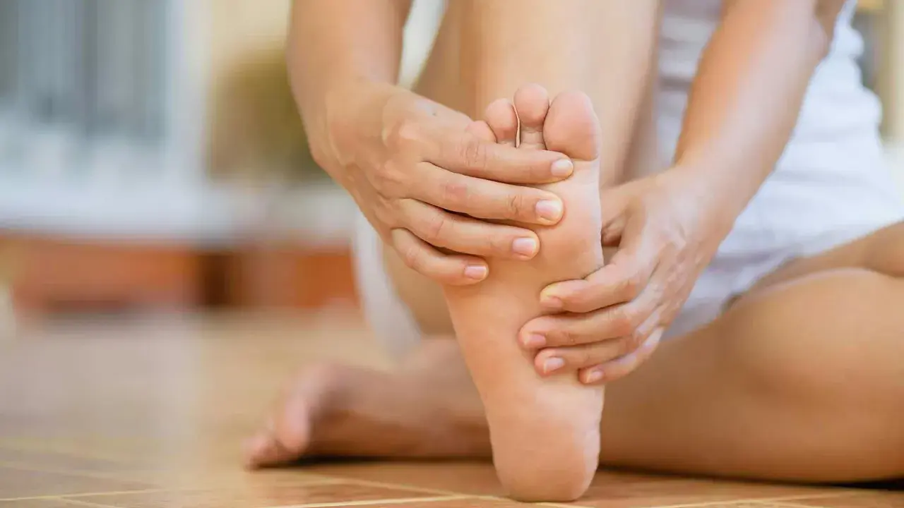 Main d'une personne massant son pied, illustrant les soins pied diabétique grade 2.