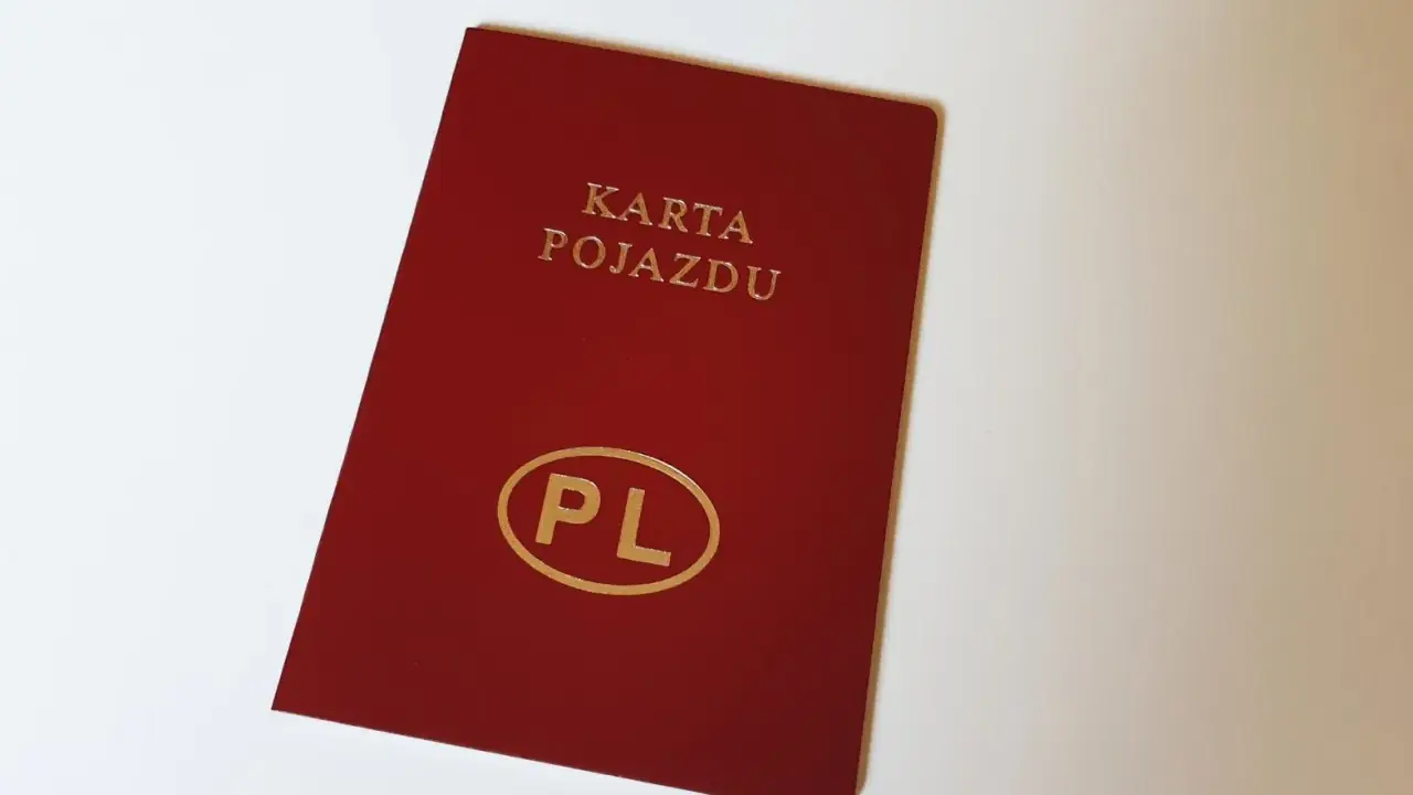 Czerwona karta pojazdu z napisem "PL" w owalu. Czy karta pojazdu jest potrzebna do rejestracji?