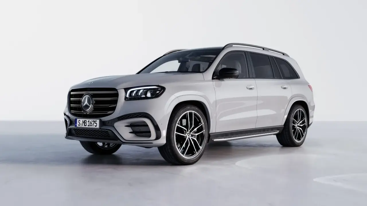 Srebrny Mercedes-Benz GLS, jeden z luksusowych mercedes suv modele, prezentuje się elegancko na białym tle.