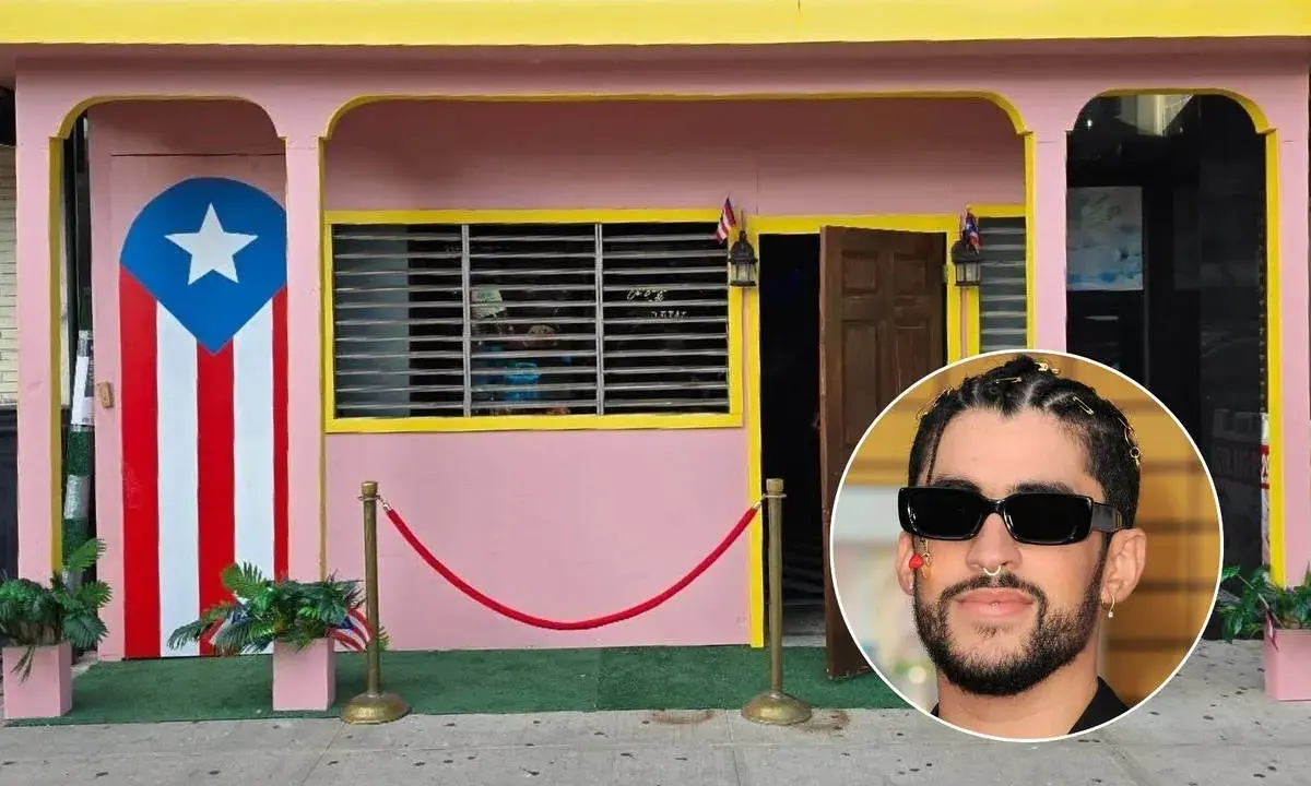 La casita rosa con bandiera portoricana, omaggio a Bad Bunny, con il cantante in primo piano.