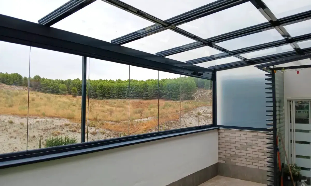Vidrios de seguridad transparentes en un cerramiento, que permiten disfrutar del paisaje.