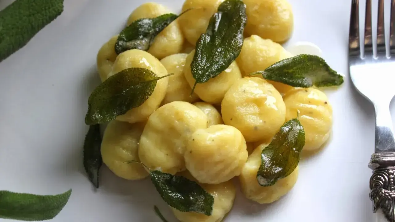 Pyszne, domowe gnocchi z szałwią. Idealne, gdy zastanawiasz się, jak zrobić gnocchi.