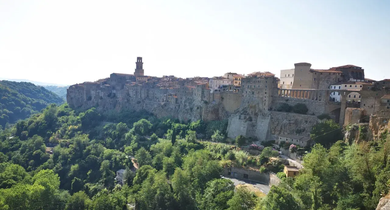 Pitigliano, la "Piccola Gerusalemme", domina la valle. Un gioiello per i tuoi itinerari Maremma, arroccato su tufo.