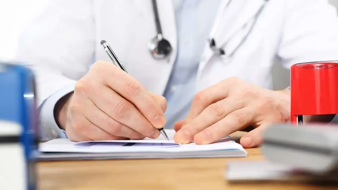 Ubezpieczenie zdrowotne po utracie pracy: 30 dni i co dalej?