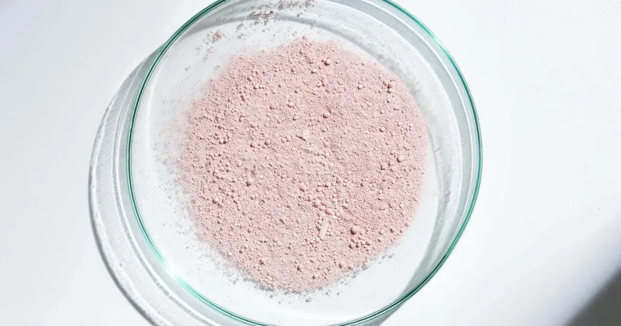 Polvere rosa in una capsula di Petri, un ingrediente che, come la niacinamide, è fotosensibilizzante.
