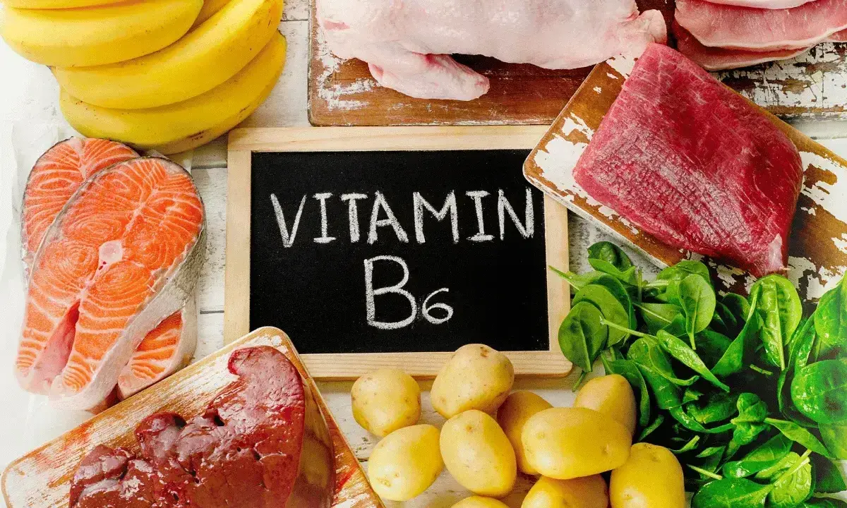 Banan, łosoś, wątróbka, ziemniaki, szpinak i mięso – produkty bogate w witaminę B6.