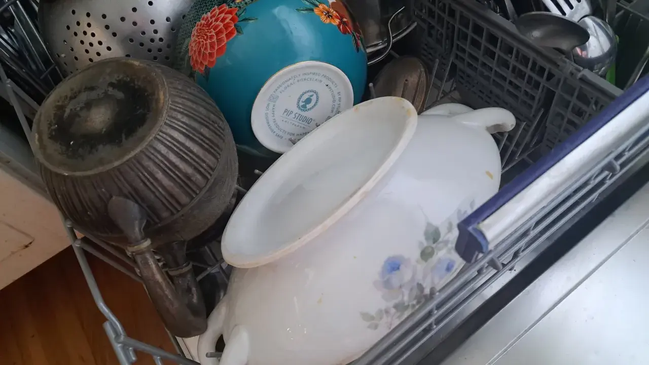 W zmywarce: metalowy dzbanek, ozdobna miska Pip Studio i porcelanowy nocnik. Pamiętaj, czego nie można myć w zmywarce, by uniknąć uszkodzeń.