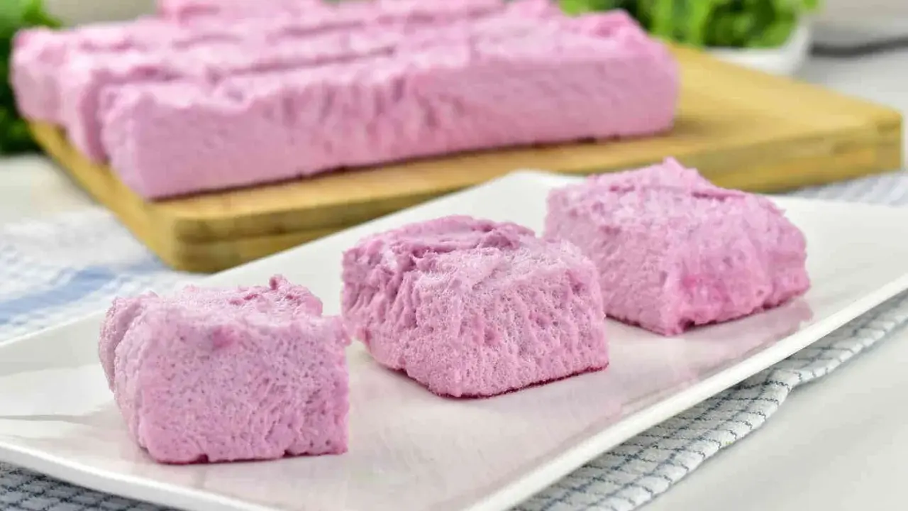 Różowe pianki marshmallow, idealne do domowego przepisu. Puszyste i słodkie, gotowe do jedzenia.