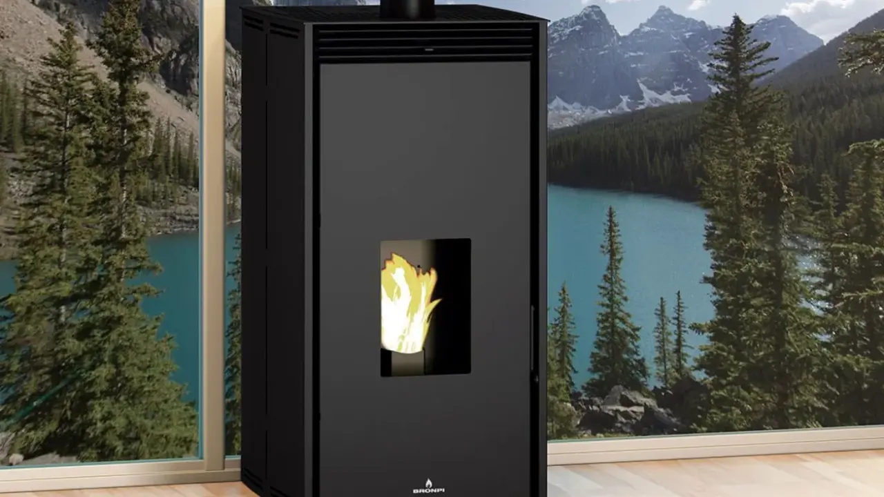 Estufa de pellets negra con llama encendida, ideal para saber como subir la temperatura a una estufa de pellets y disfrutar de un ambiente acogedor.