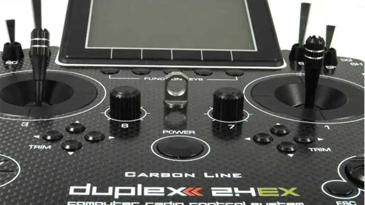 Jeti DS-16 Fernsteuerung mit Carbon-Line-Design. Präzise Joysticks und Tasten für das Modellbau-Hobby.
