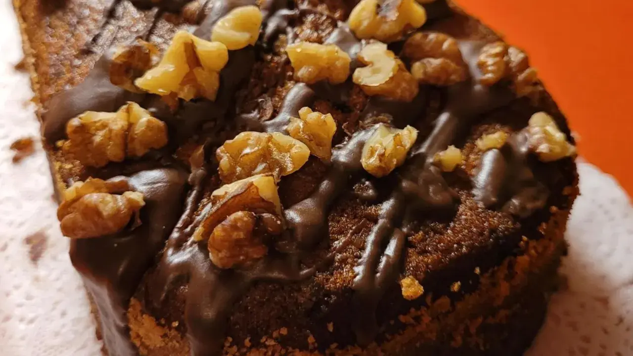 Ein Stück vom besten Walnusskuchen, übergossen mit Schokolade und garniert mit knackigen Walnüssen. Ein Genuss für jeden Kuchenliebhaber!