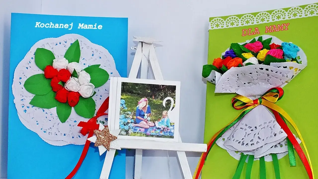 Praca plastyczna na dzień mamy: laurka z kwiatami i sercem, bukiet róż na zielonej kartce, zdjęcie mamy z córką.