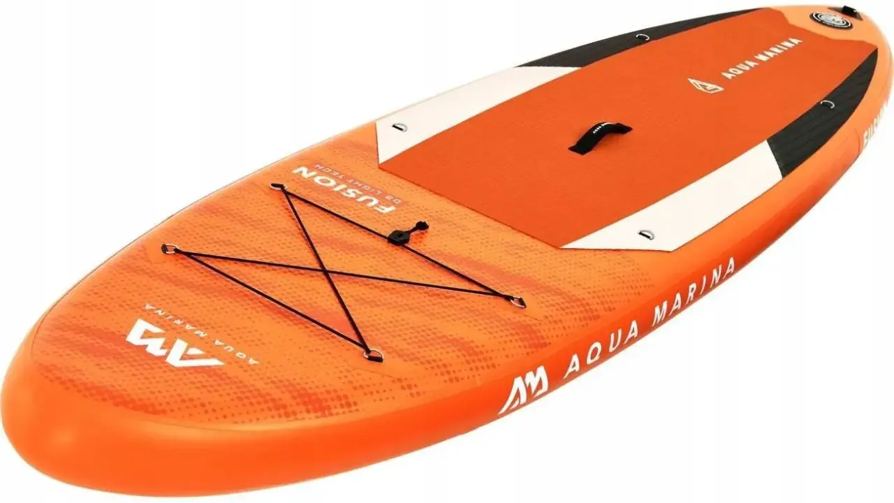 Pomarańczowa deska SUP Aqua Marina Fusion 10'10 z czarnymi linkami bungee i białymi wstawkami. Idealna na wodne przygody.
