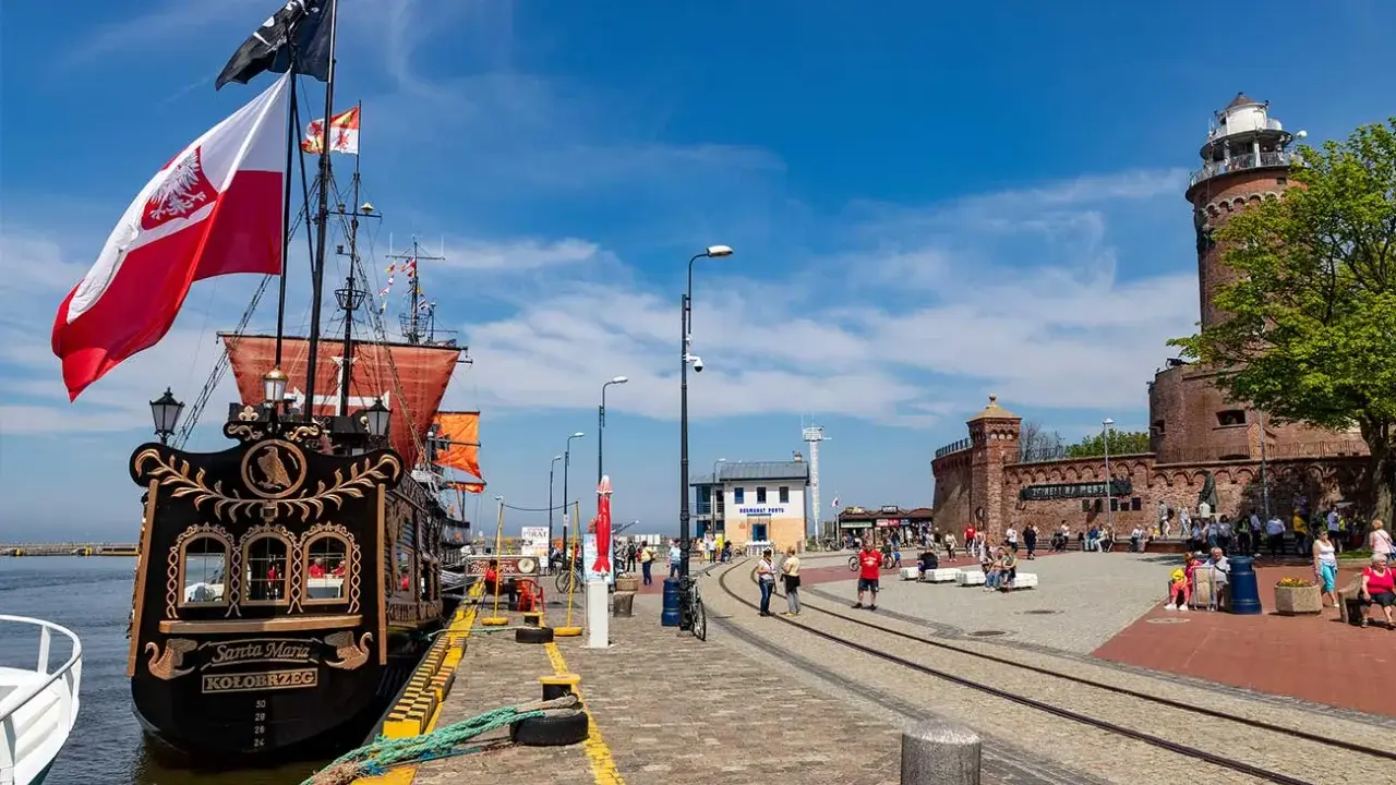 Piraten-Schiff "Santa Maria" in Kolberg, mit Leuchtturm und Hafenpromenade. Entdecken Sie hier Geheimtipps Kolberg!