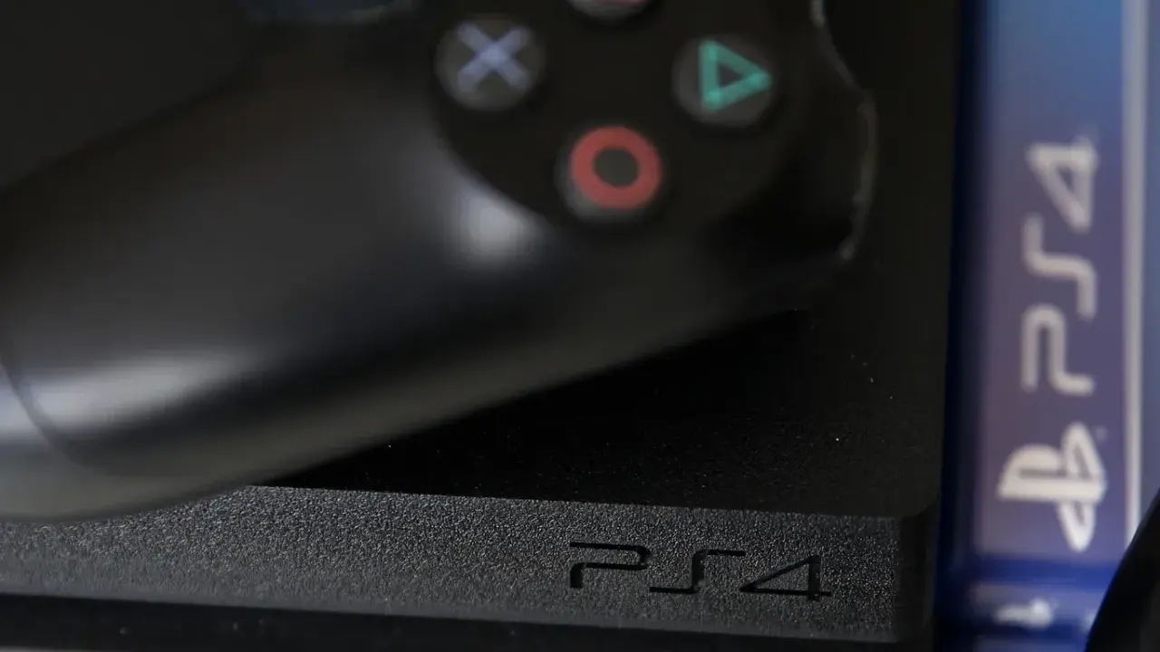 Kontroler i konsola PS4 leżą obok pudełka z grą. Zastanawiasz się, kiedy serwery PS4 zostaną wyłączone?