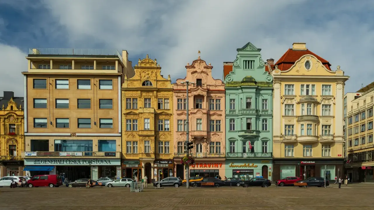 Kolorowe kamienice na placu w Pilźnie, oferujące liczne atrakcje turystyczne.