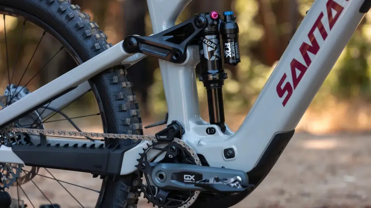 Szara rama roweru Santa Cruz z amortyzatorem Fox Float i napędem Sram NX Eagle.
