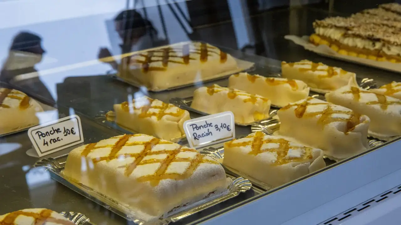 Ponche segoviano, un postre típico de Segovia, cubierto de mazapán y decorado con un glaseado de huevo y azúcar.