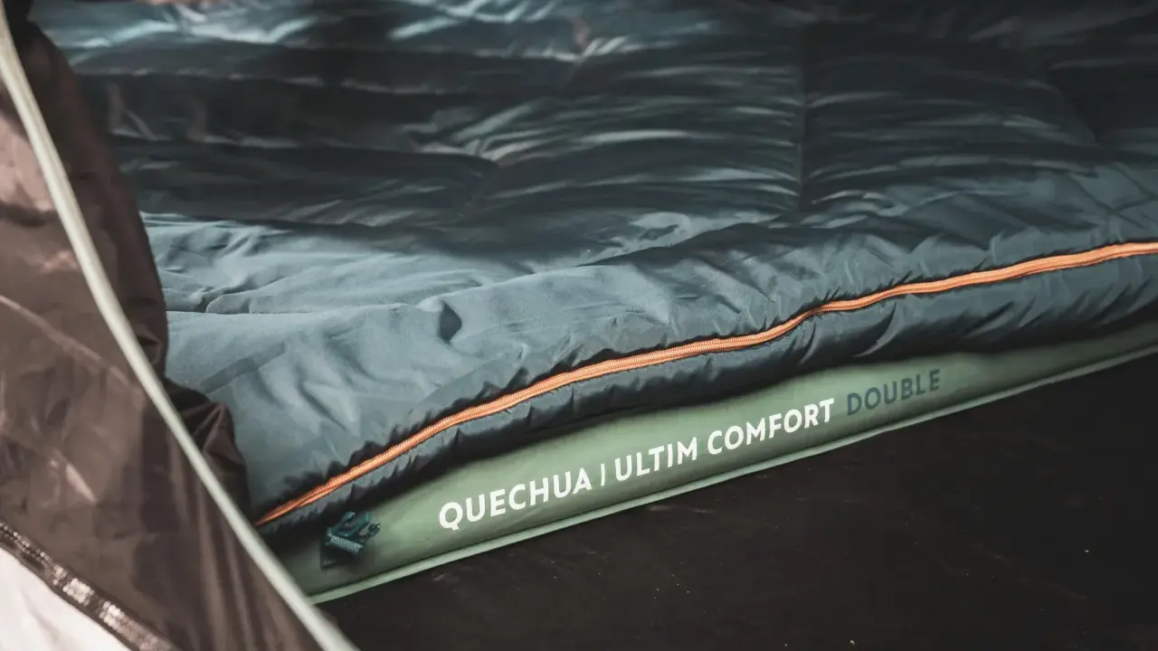 Wygodny materac do namiotu Quechua Ulti Comfort Double zapewni komfortowy sen.