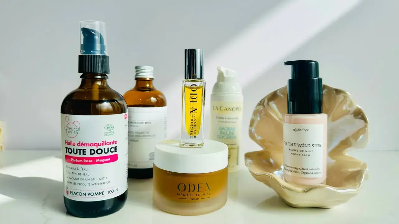 Routine peau sèche : huile démaquillante, baume de nuit et autres soins pour une peau hydratée et nourrie.