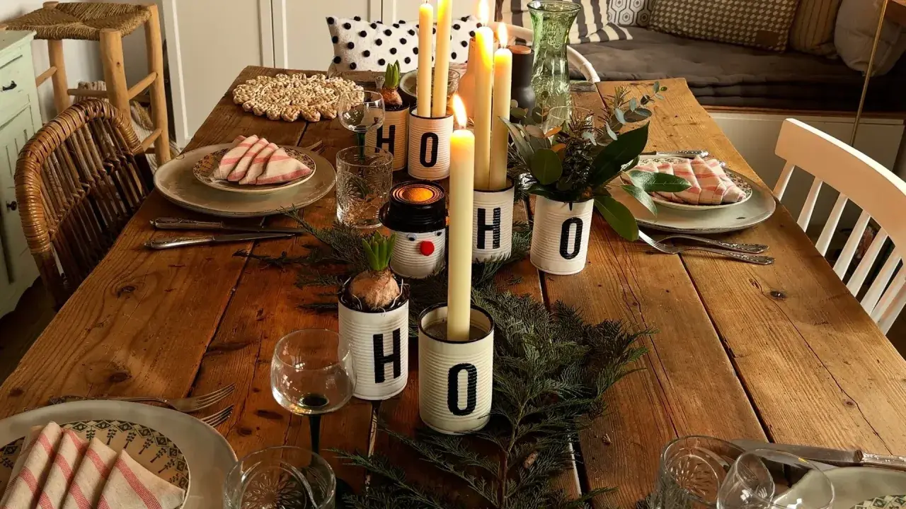 Table de Noël rustique et naturelle, ambiance chaleureuse. Bougies, verdures et décorations DIY pour une deco table noel nature a faire soi meme.