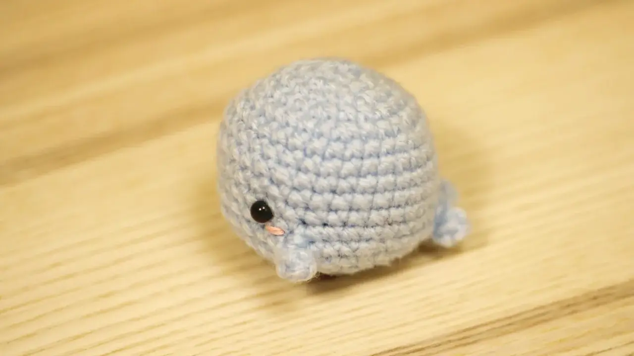 Adorable ballena amigurumi azul, perfecta para un reno amigurumi patron gratis. ¡Te encantará tejerla!