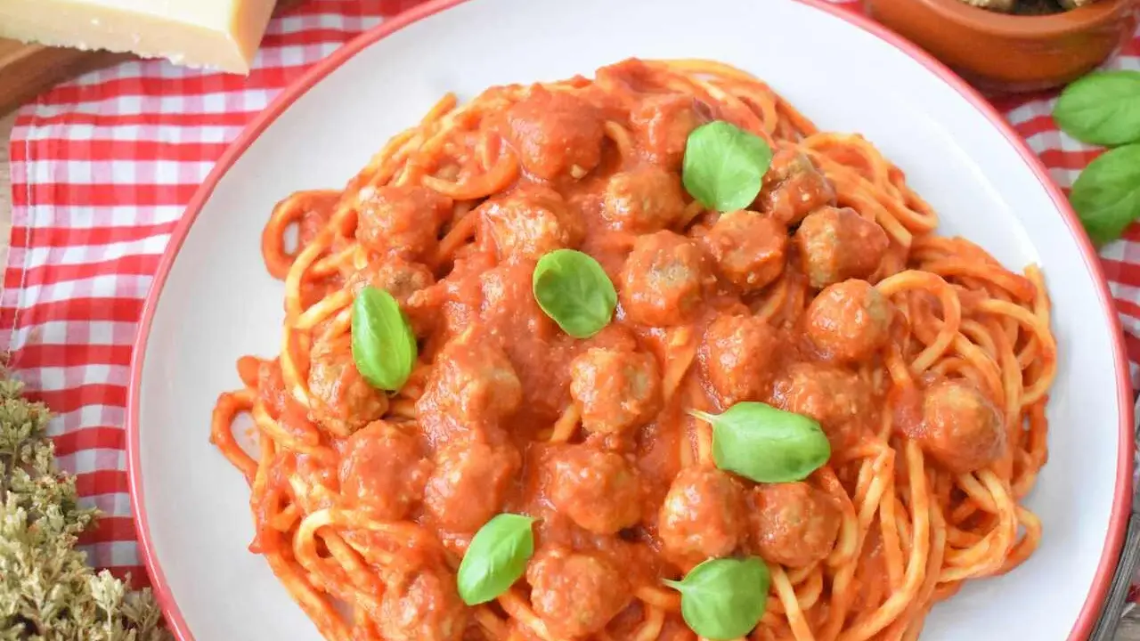 Spaghetti z pulpecikami: soczyste kulki i sos, który zawsze się udaje