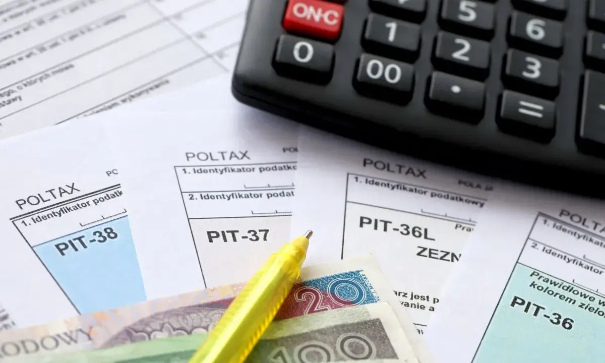 Kalkulator, pieniądze i formularze PIT-37, PIT-38, PIT-36L, PIT-36. Czy emeryt musi rozliczyć PIT-11A? Sprawdź!