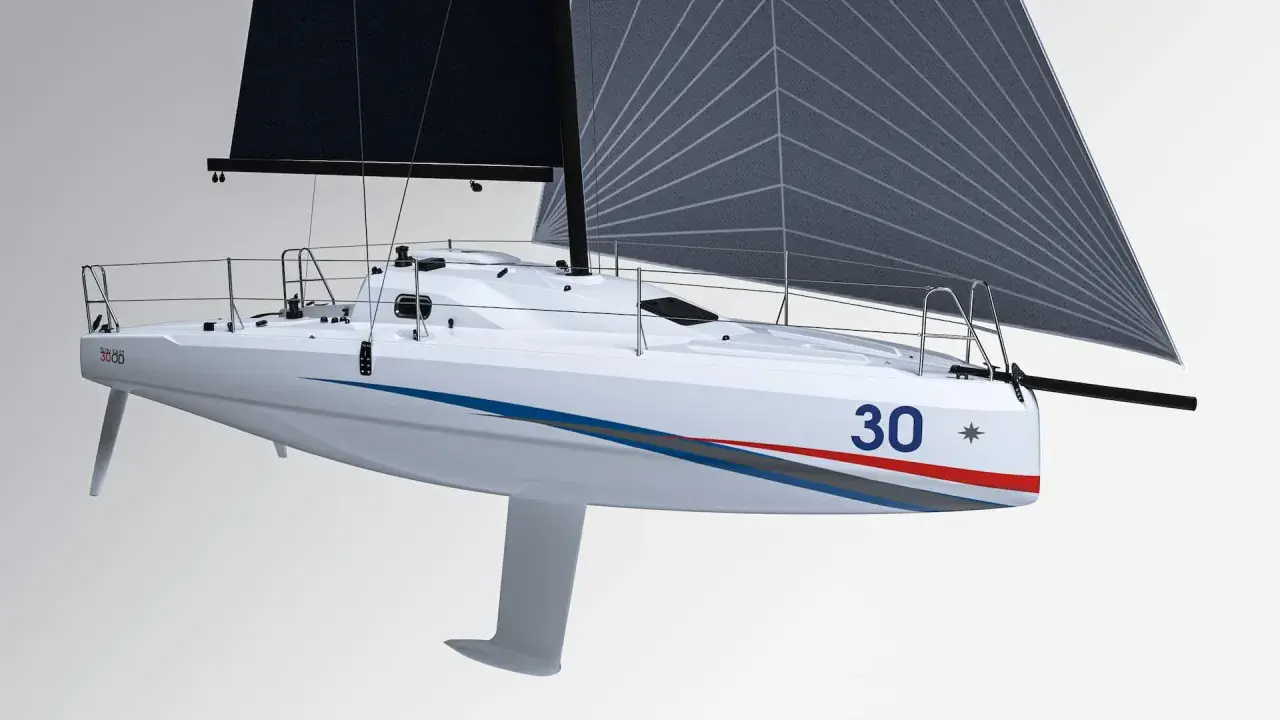 Voilier blanc Sun Fast 30 OD avec grand voile grise, prêt à fendre les vagues.
