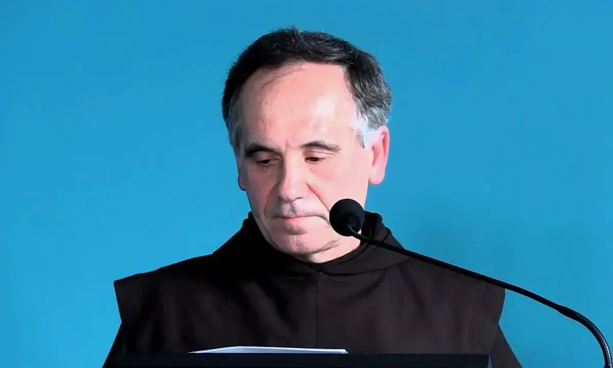 Mężczyzna w habicie przed mikrofonem, czytający psalm 140 tekst.