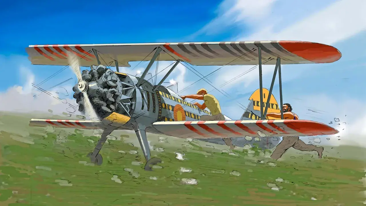 Ein Stearman Flugzeug mit zwei Männern an Bord fliegt über ein grünes Feld. Einer repariert etwas, der andere hält sich fest.