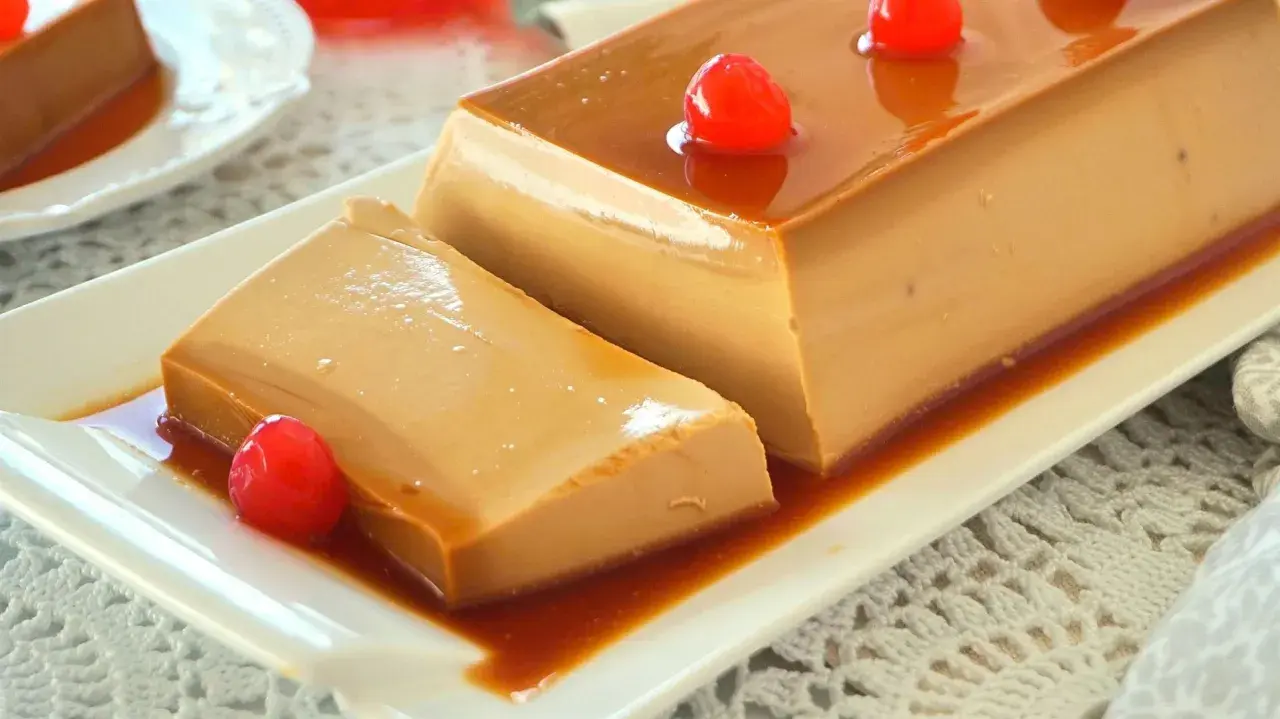 Delicioso flan de café sin horno, con caramelo líquido y cerezas rojas, listo para disfrutar.