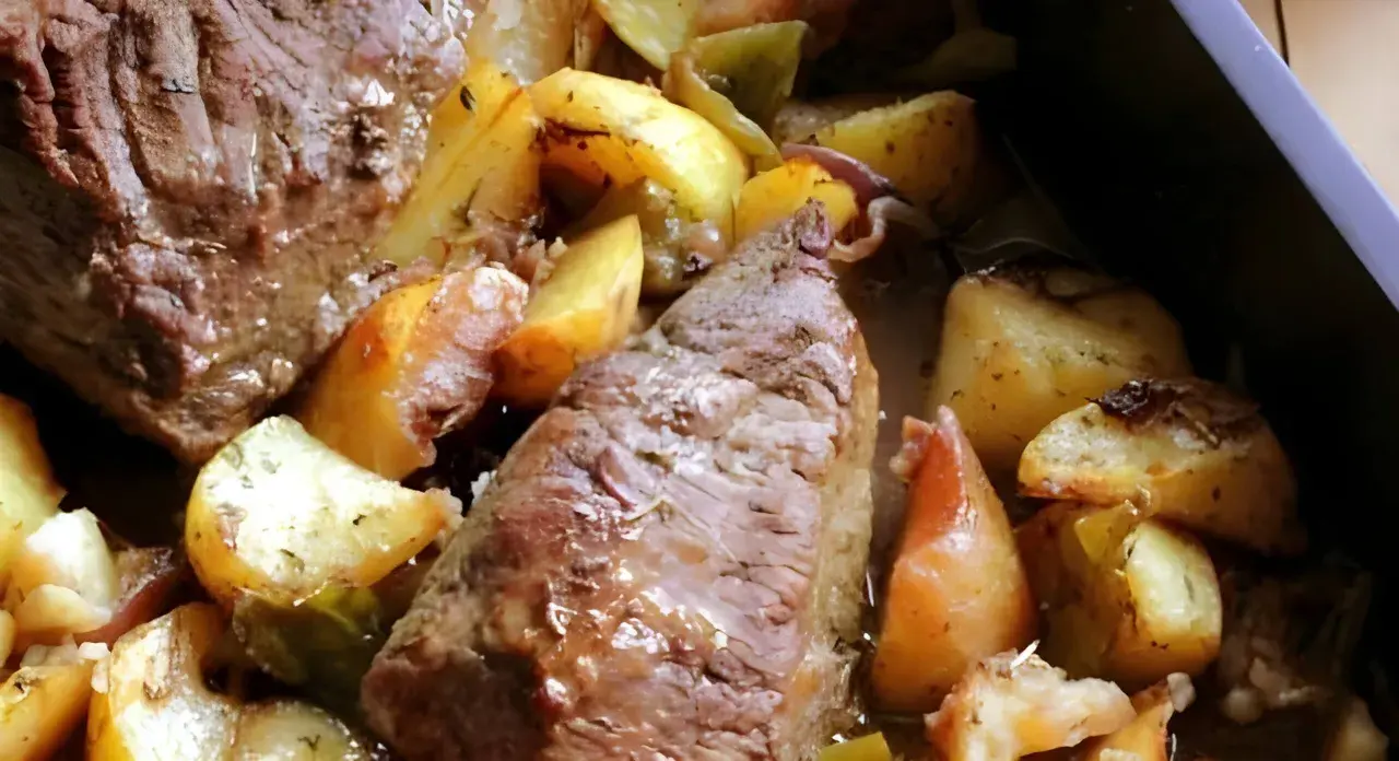 Jugosa picanha asada con patatas doradas y hierbas aromáticas, un plato perfecto para compartir.